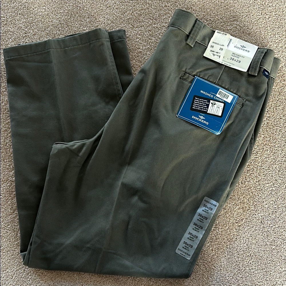 Dockers Relaxed Fit Pleated Chinos (Irregular) 36 x 29 dress pants